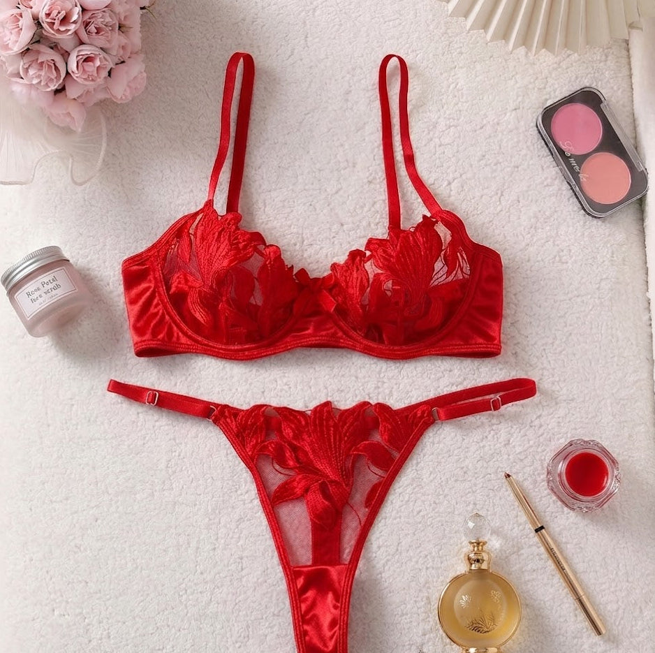 Lüks Aplike Detaylı Floral Dantel Sütyen & Thong Set